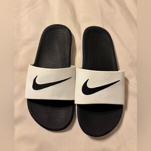 Nike Black and White Slide Sandals Pre-loved 
Youth Size 3